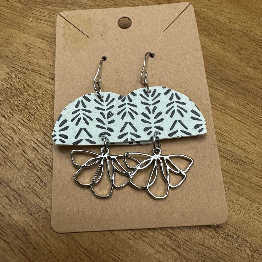 5/$10 Silver‎ and White Patterned Earrings